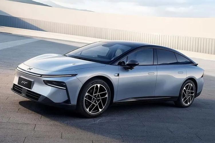 特斯拉与传统车企的竞争与合作，小鹏汽车新能源汽车行业的未来发展方向