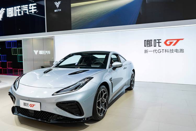 广州68哪吒汽车在智能汽车领域的表现，领途汽车在新能源汽车市场中的影响力